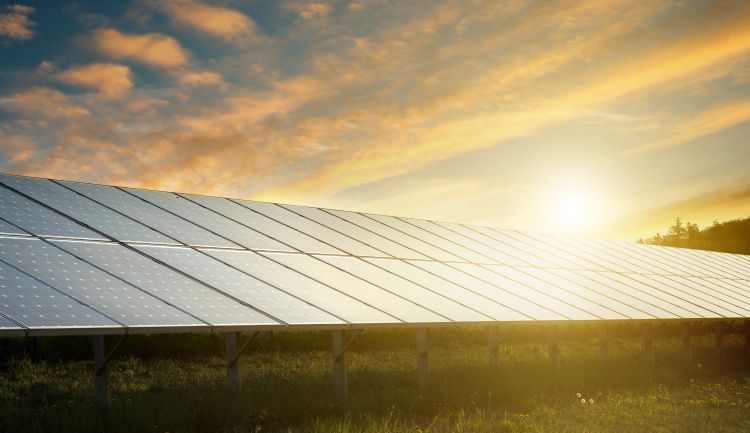 Sonnenuntergang auf einer PV-Anlage
