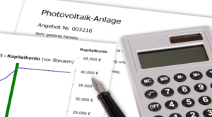 Taschenrechner, Füller und Ertragsdiagramm auf Unterlagen einer Photovoltaikanlage zur Veranschaulichung eines PV-Ertragsrechners.